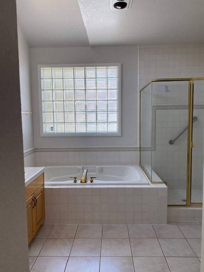 Building Photo - Spacious updated home with 3 downstairs be...