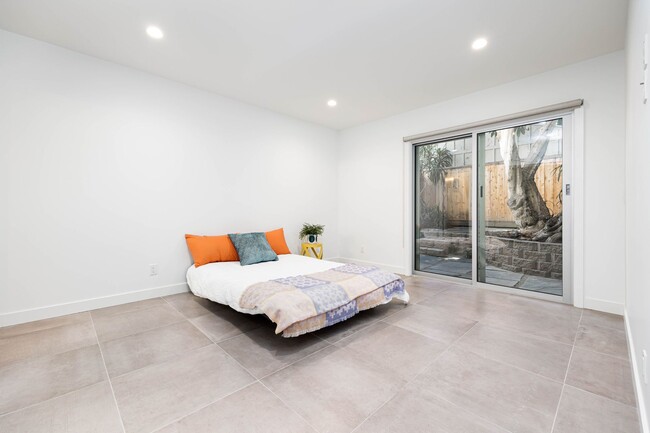 Building Photo - Gorgeous 2 bedroom 2 bath twin home just b...