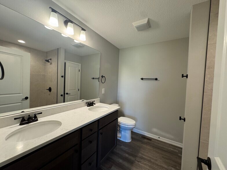 Building Photo - 103 N Oak Park Ave