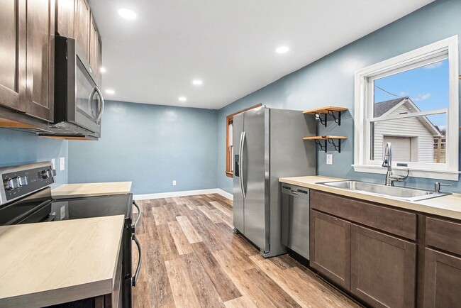 Building Photo - House For Rent