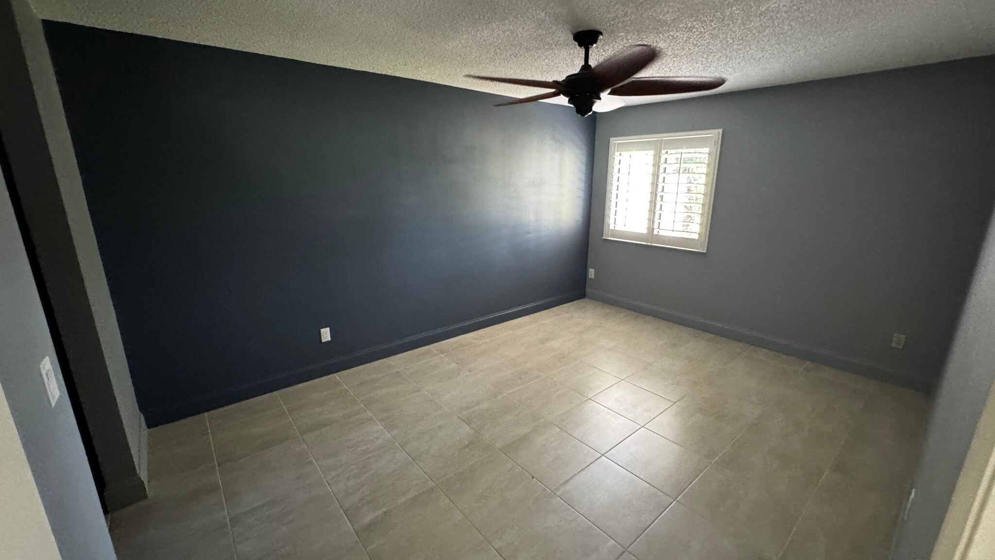 Master bedroom - 163 Breezeway Ct