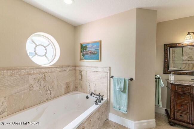 Building Photo - Gorgeous views from this 3 bedroom, 2.5 ba...