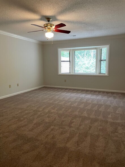 Main bedroom with bay window - 135 Brandeis Ln