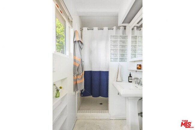 Building Photo - 1563 Lucretia Ave