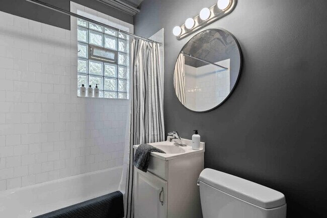 Building Photo - 1421 W Addison St