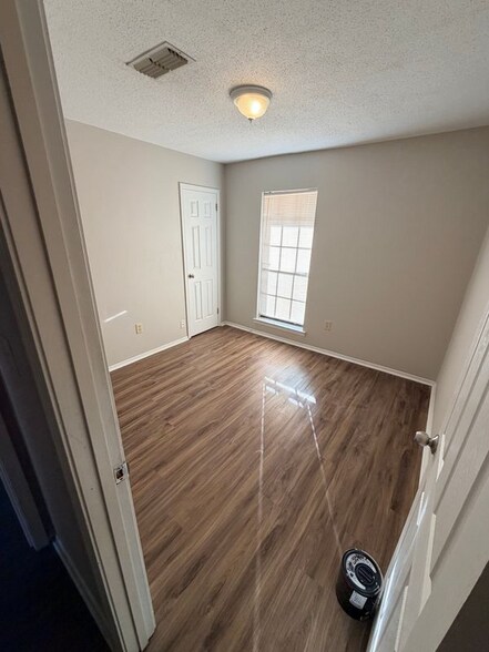 Building Photo - 406 Sheila Blvd