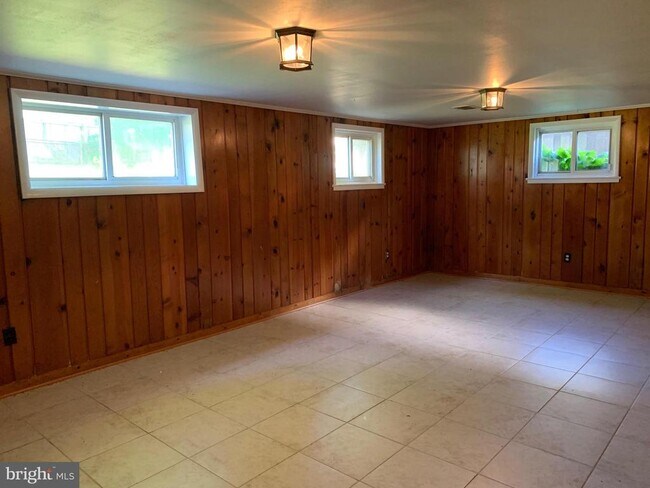 Building Photo - 6408 Winnepeg Rd