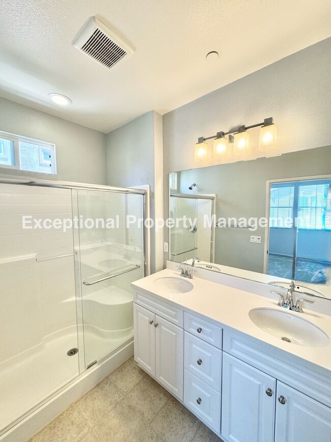 Building Photo - Great 3 bed 3 bath home