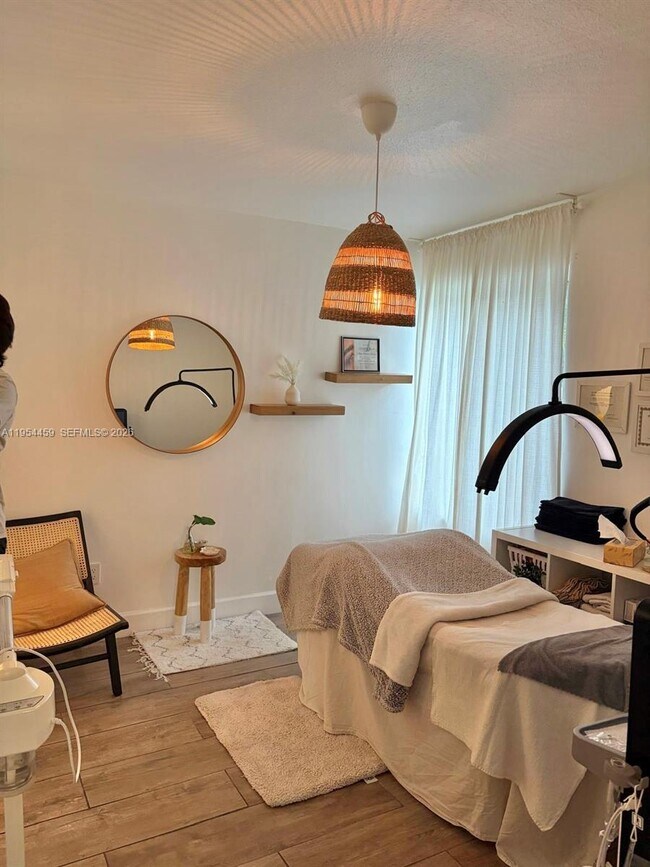 Building Photo - 555 NE 70th St