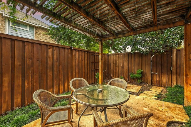 Building Photo - 2303 Chapelwood Dr