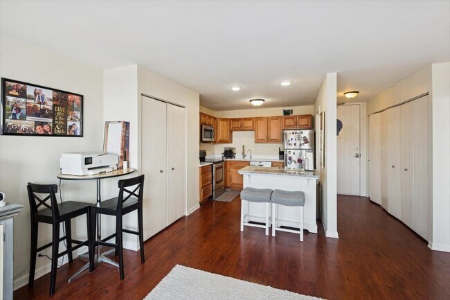 Building Photo - 2700 N Hampden Ct