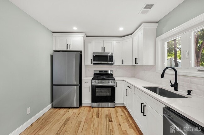 Building Photo - 614 Remsen Ave