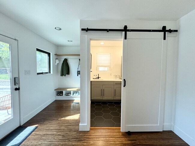 Building Photo - Gorgeous Avenues Remodel!
