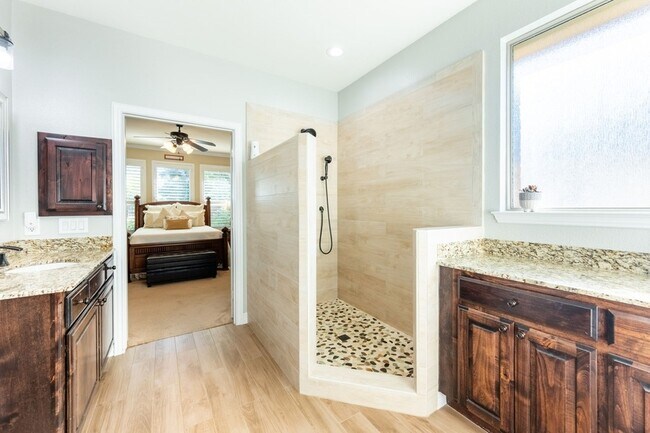 Building Photo - 810 Miramar Dr