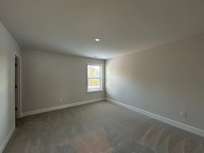 Building Photo - 450 Bandon Wy