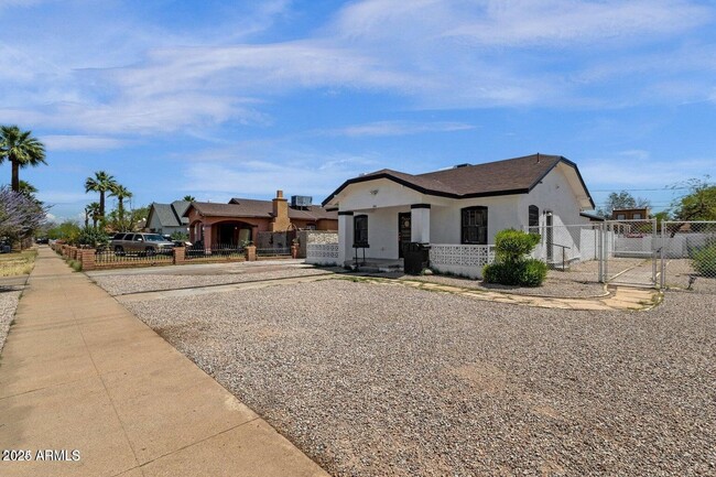 Building Photo - 325 N 18th Dr