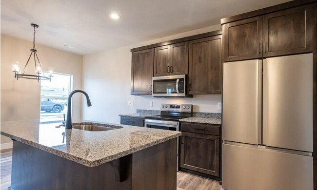 Building Photo - 3 bed, 2.5 bath Townhome in Ammon!!
