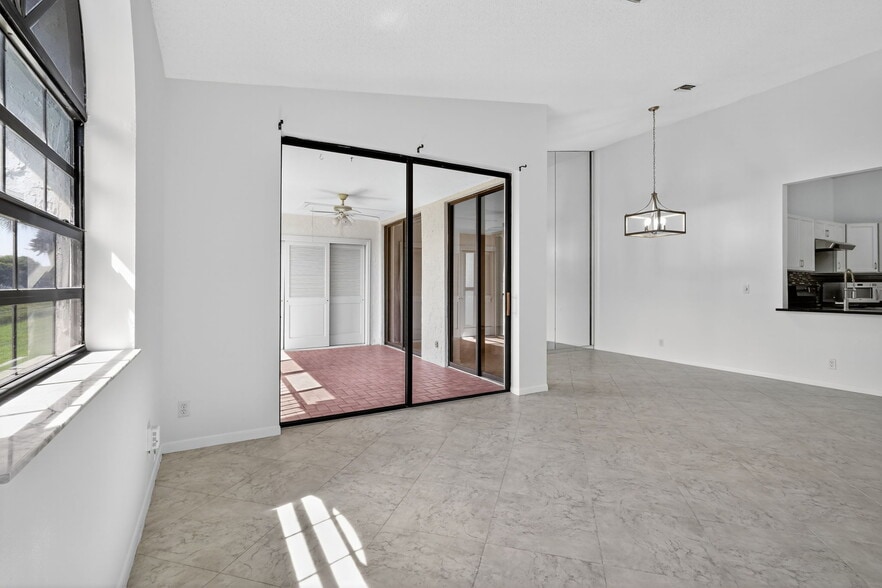 Building Photo - 5475 Verona Dr