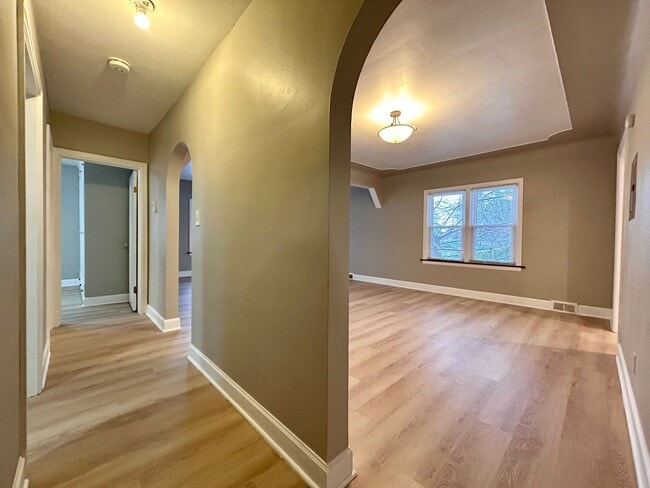 Building Photo - 297 W Larch Ave