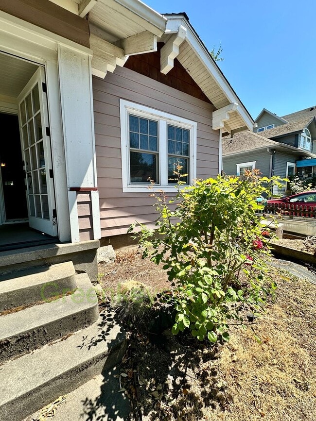 Building Photo - Huge 3 Bedroom 2 Bathroom House in Heart o...