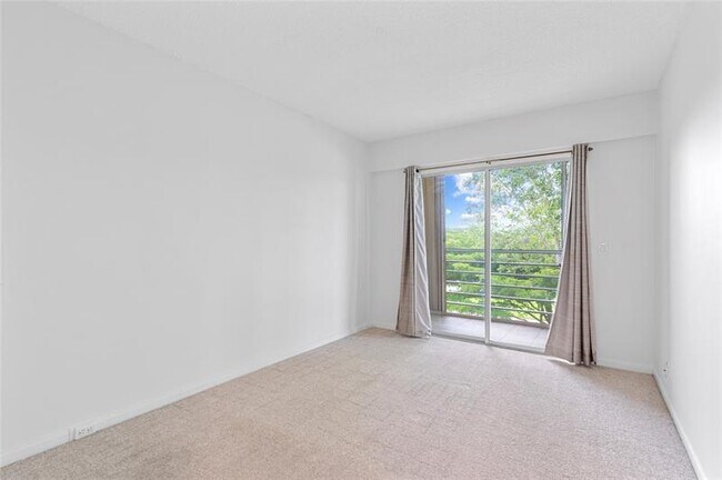 Building Photo - 410 Fanshaw J