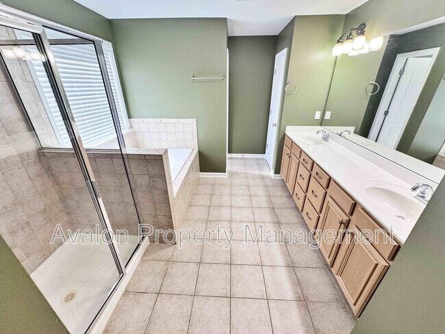 Building Photo - 2435 Manor View