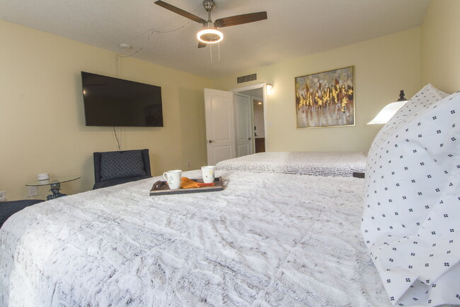 Building Photo - Ocean Front 2/2 at Clearwater Beach!
