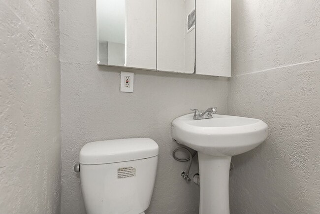 Building Photo - Spacious 3 bedroom/1 bath Single house! Ga...