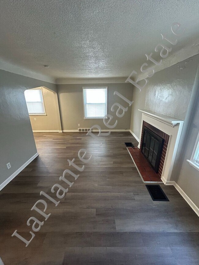 Building Photo - Cute 2 bedroom, 1 bath home on a corner lo...