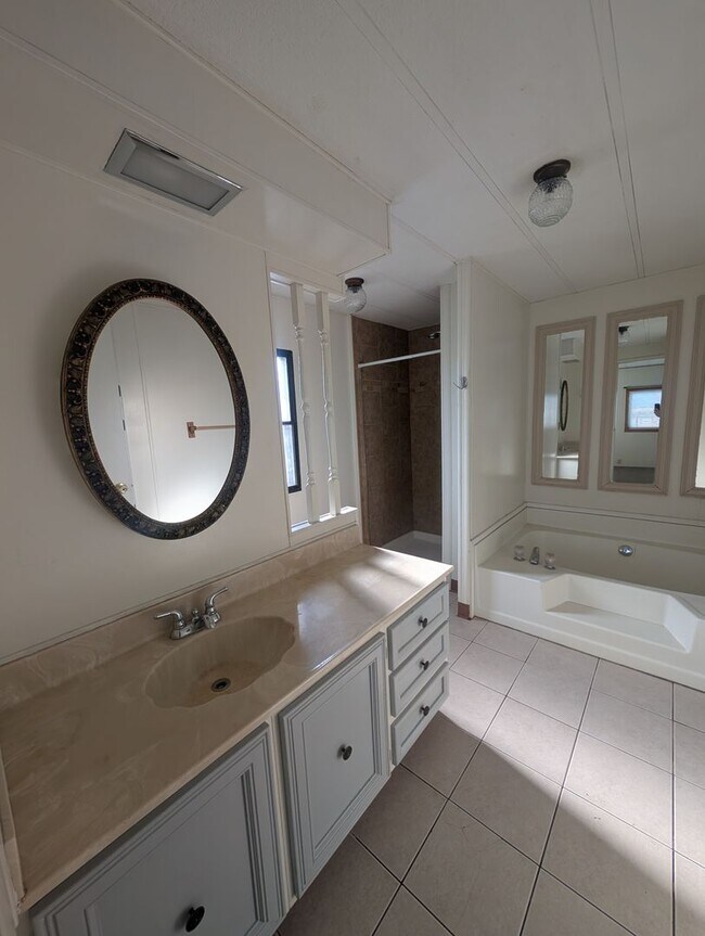 Building Photo - 8216 Homedale Rd