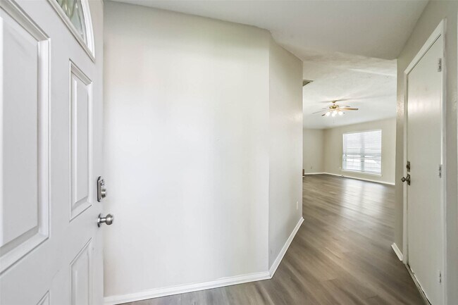 Building Photo - 2406 Pilgrims Bend Dr