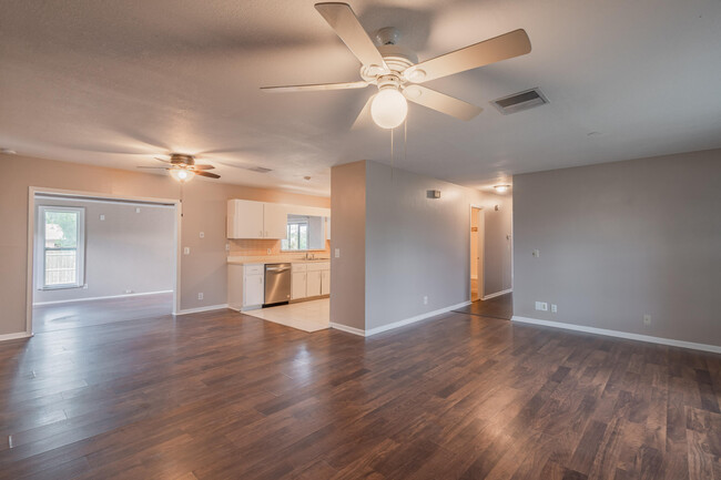 Building Photo - 602 SE Ridgely Ave