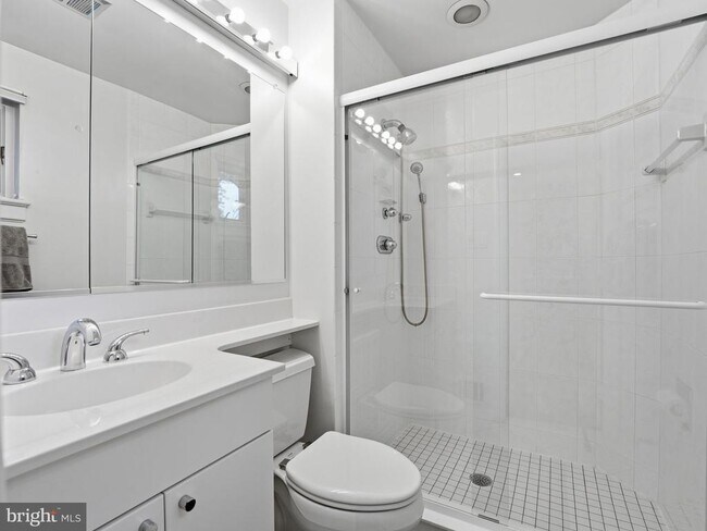 Building Photo - 405 Underhill Pl