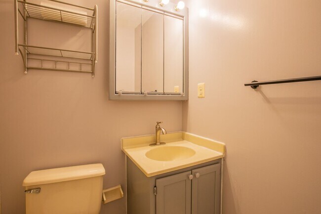 Building Photo - Beautiful 5 BR/3 BA Single-Family Home wit...