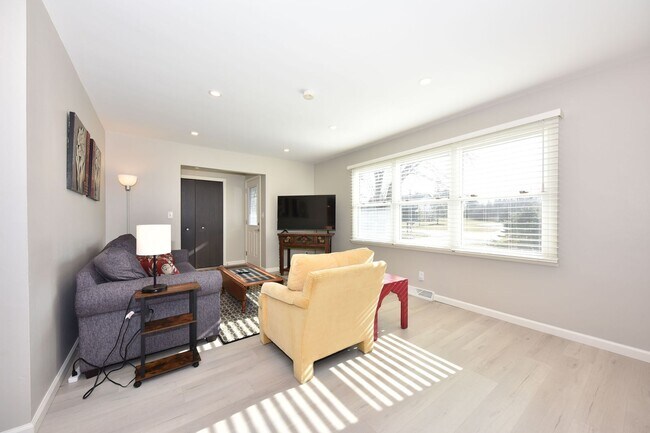 Building Photo - Furnished Mequon 4 bedroom ranch