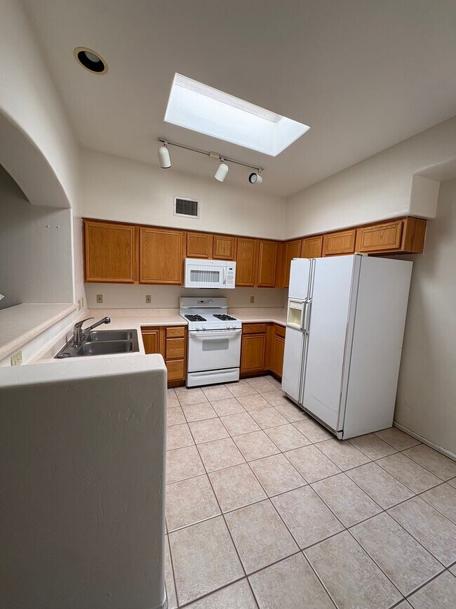 Building Photo - Well Maintained Home in  East Side Gated Community- 3Bd-A/C-Community Pools !!
