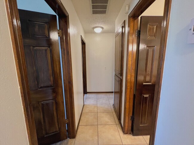 Building Photo - CHARMING 3 BED IN EDMOND!
