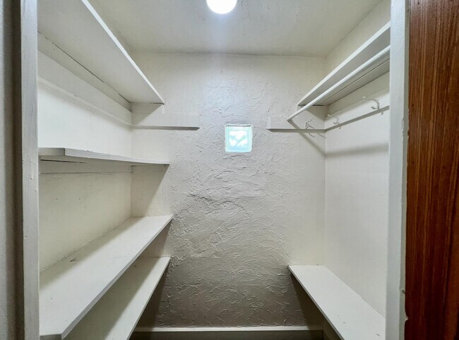 Building Photo - 302 Fordham Dr
