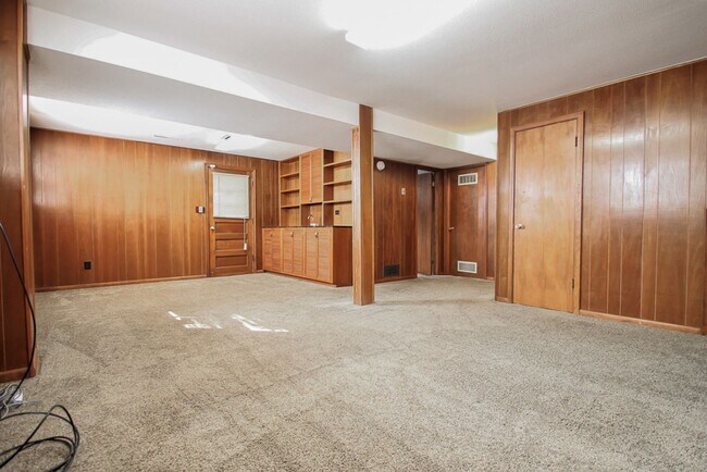 Building Photo - 3 Bedroom / 2.5 Bathroom House Available N...