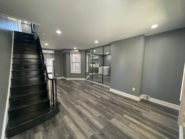 Building Photo - 1611 S Yewdall St