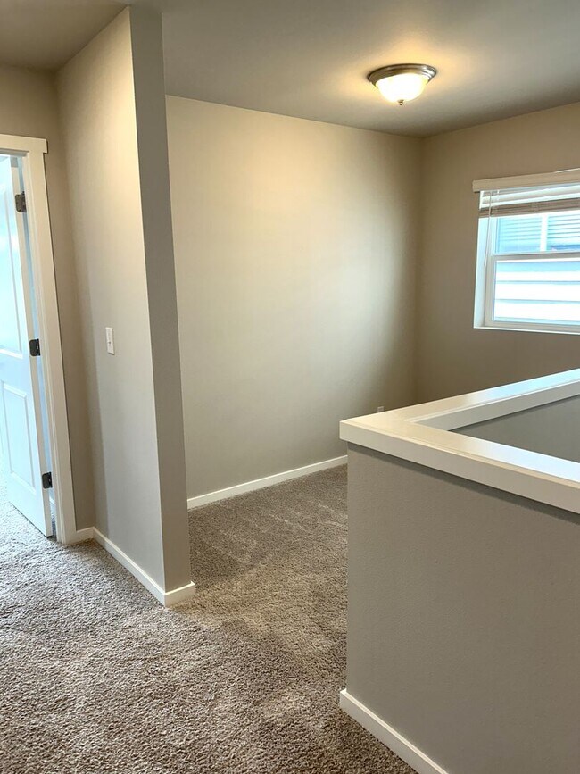 Building Photo - Puyallup - Beautiful 4 bedroom, 2.5 bath home! Available Now!