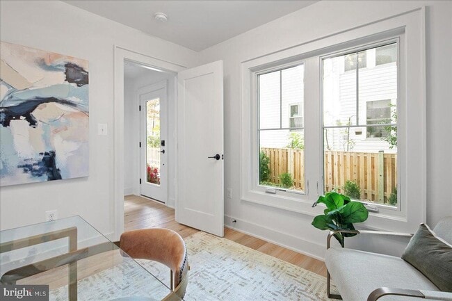 Building Photo - 911 N Irving St