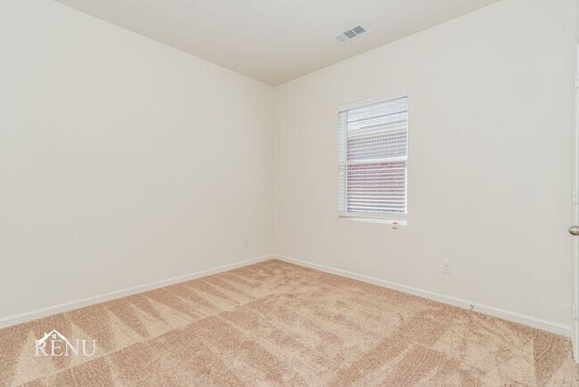 Building Photo - 460 Crestridge Dr