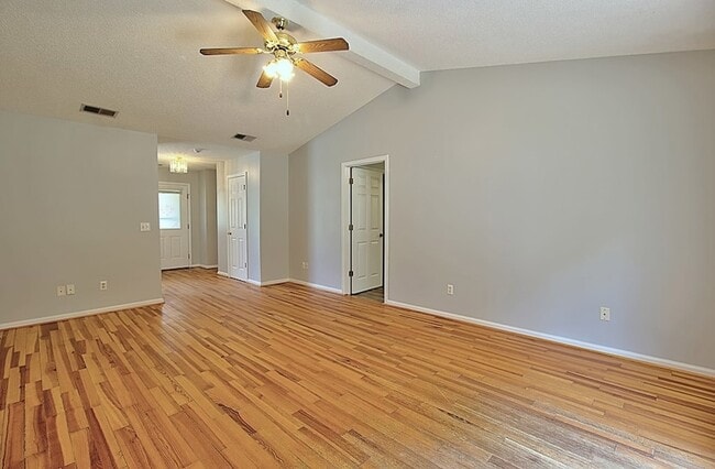 Building Photo - 210 Easy St