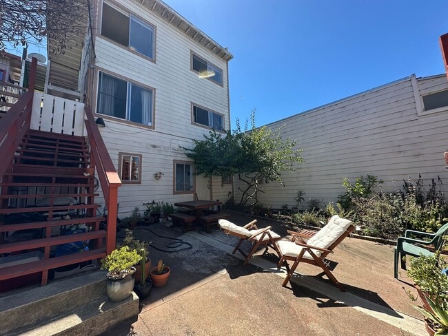 Building Photo - 660-664 Precita Avenue