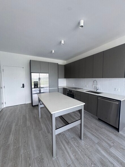 Building Photo - 420 NW 25th Ct