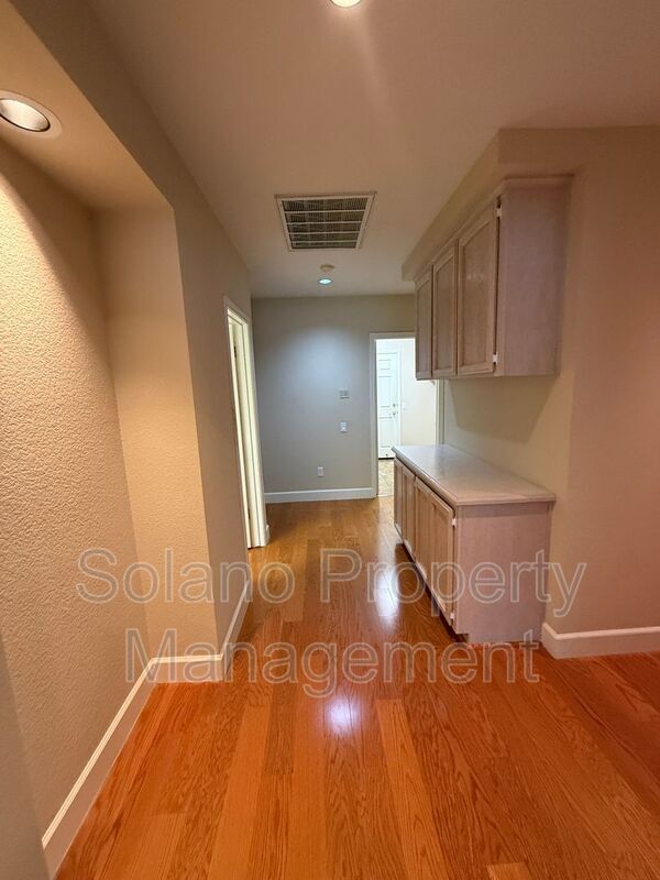 Building Photo - 685 Hillcrest Cir