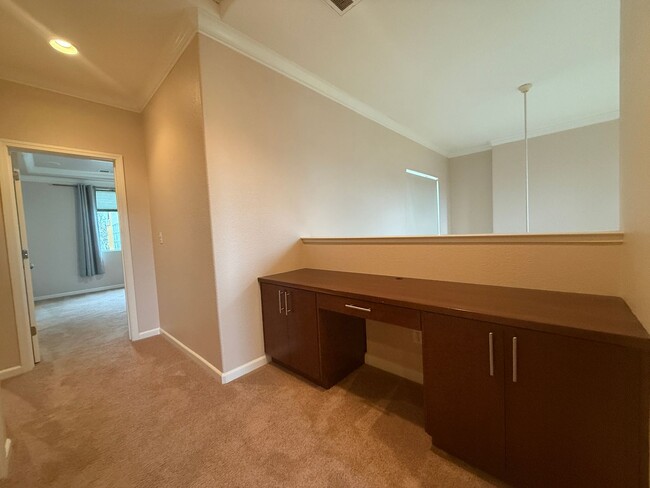 Building Photo - Modern 2 bedroom, 2.5 Bathroom Townhouse i...