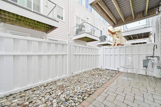 Building Photo - 112 S Weymouth Ave