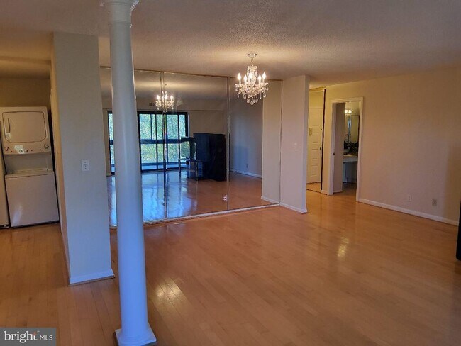 Building Photo - 8370 Greensboro Dr